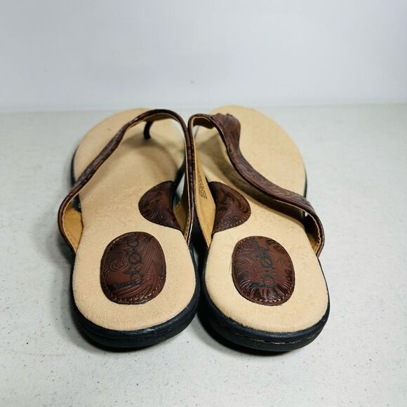 BOC Born Brown Embossed Faux Leather Sandals Flip Flops Womens Size 9 - Picture 5 of 7